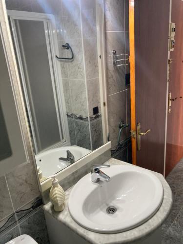 a bathroom with a sink and a shower at Apartamento La Pineda a 100 metros de la playa!! in La Pineda