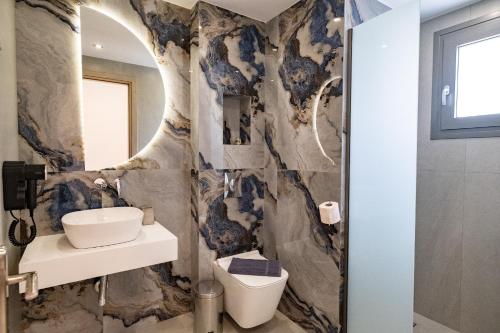 Ένα μπάνιο στο Sotiris Luxury Villas