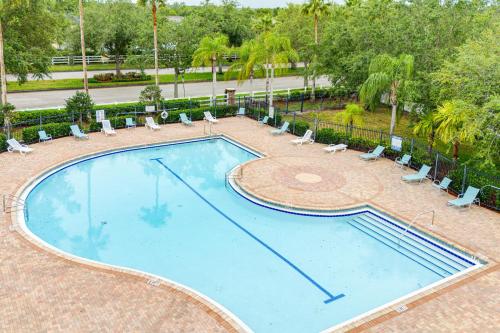 9 Mi to Apollo Beach Riverview Getaway!の敷地内または近くにあるプール