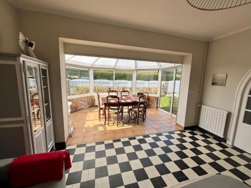 une salle à manger avec une table et des chaises dans l'établissement MAISON CENTRE VILLE 3 CHAMBRES 6 ou 8 PERS PROCHE PLAGE ET JARDIN CLOS, à Perros-Guirec