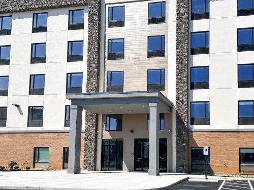 an office building with a large building at Studio 6 Richmond-Airport in Sandston