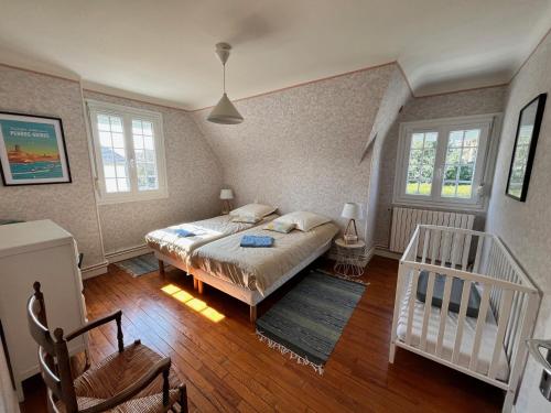 une chambre avec un lit et deux fenêtres dans l'établissement MAISON CENTRE VILLE 3 CHAMBRES 6 ou 8 PERS PROCHE PLAGE ET JARDIN CLOS, à Perros-Guirec