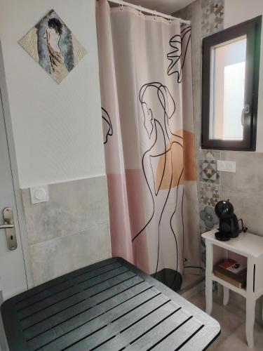 une chambre avec un lit et un rideau de douche dans l'établissement la ROCHE MOLIVE, à La Verrie