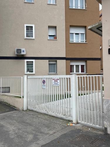 Το κτήριο όπου στεγάζεται  το διαμέρισμα