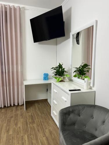 un soggiorno con un divano e una TV a parete di Casa Lady a Pontremoli