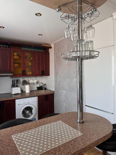 Η κουζίνα ή μικρή κουζίνα στο Central Daugavpils Apartment