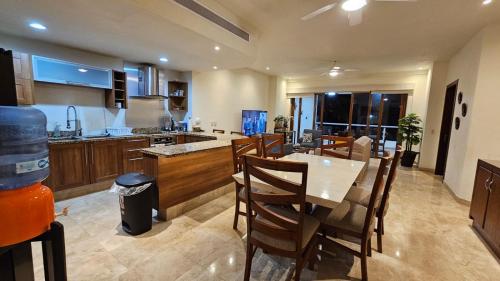 クルス・デ・ウアナカストレにあるLovely apartment in Cruz de Huanacaxtleの部屋にテーブルと椅子のあるキッチン