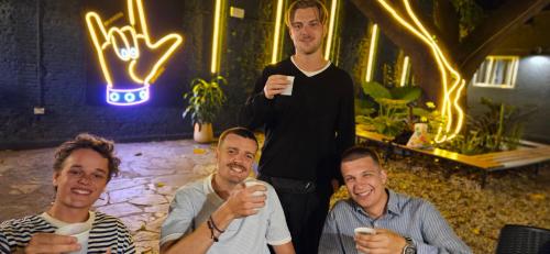 Clientes alojados en Play Hostel Garden