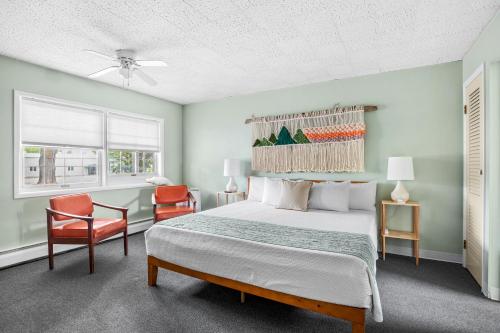 Bear LakeにあるMotel Bear Lakeのベッドルーム1室(ベッド1台、椅子2脚付)