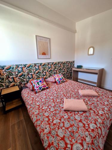 une chambre avec un lit avec deux oreillers dessus dans l'établissement Spacieux T3, Résidence Charles Trenet, à Narbonne