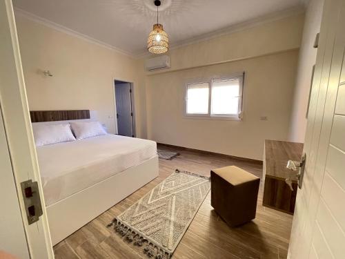 Ένα ή περισσότερα κρεβάτια σε δωμάτιο στο Al dora residence Stunning luxury apartment