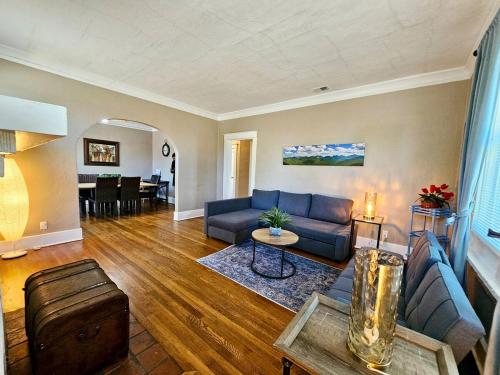 a living room with a couch and a table at Charming house in Memphis in Memphis