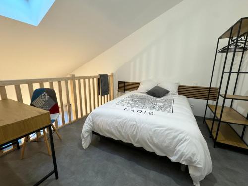 une chambre avec un lit blanc et un escalier dans l'établissement Nathôme 3, à Aleçon