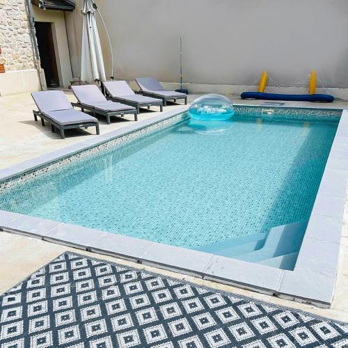 Kolam renang di atau dekat dengan Maison cosy avec jardin & piscine chauffée