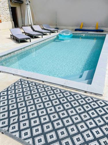 Kolam renang di atau dekat dengan Maison cosy avec jardin & piscine chauffée