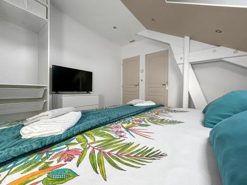 Televisyen dan/atau pusat hiburan di Maison cosy avec jardin & piscine chauffée