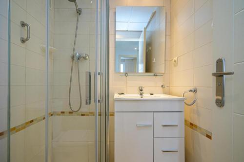 a bathroom with a sink and a shower at Estrella 243A in L’Alfàs del Pi