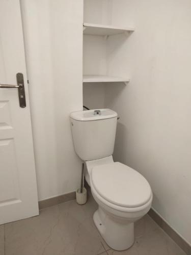 une salle de bain avec des toilettes blanches dans une chambre dans l'établissement Nid Douillet, à Neuilly-sur-Marne