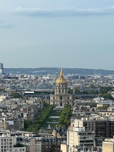 une vue d'un bâtiment avec un dôme doré dans l'établissement Quarto Privado em Apartamento Vista Torre Eiffel, à Paris