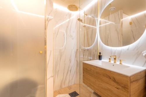 un baño con lavabo y ducha en Sunset Stay Pärnu, en Pärnu