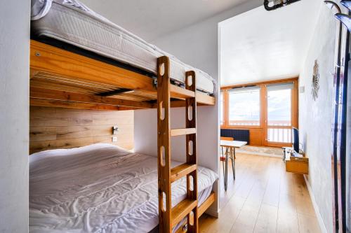 une chambre avec deux lits superposés et un bureau dans l'établissement Résidence Le Tourmalet - maeva Home - Studio 6 personnes - Prestige MAE-9911, à La Mongie