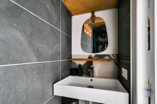 une salle de bain avec un lavabo et un miroir dans l'établissement Résidence Le Tourmalet - maeva Home - Studio 6 personnes - Prestige MAE-9911, à La Mongie