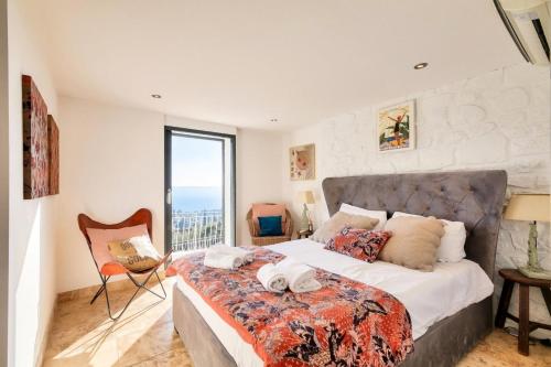 une chambre avec un grand lit et une grande fenêtre dans l'établissement Résidence Villa Virdaya - maeva Home - Villa de charme 6 pièces 10 personnes - Exclusive - super Home MAE-9481, à Saint-Peïre-sur-Mer