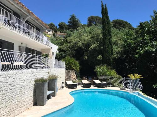 une piscine dans l'arrière-cour d'une maison dans l'établissement Résidence Villa Virdaya - maeva Home - Villa de charme 6 pièces 10 personnes - Exclusive - super Home MAE-9481, à Saint-Peïre-sur-Mer