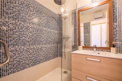 une salle de bain avec une douche, un lavabo et un miroir dans l'établissement Résidence le Hameau de Cap Esterel - maeva Home - Appartement vue mer 2 pièces 4 personnes - Prestige - super Home MAE-1861, à Saint-Raphaël