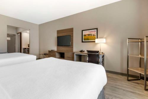 Postel nebo postele na pokoji v ubytování Best Western Plus LaCrescent - LaCrosse