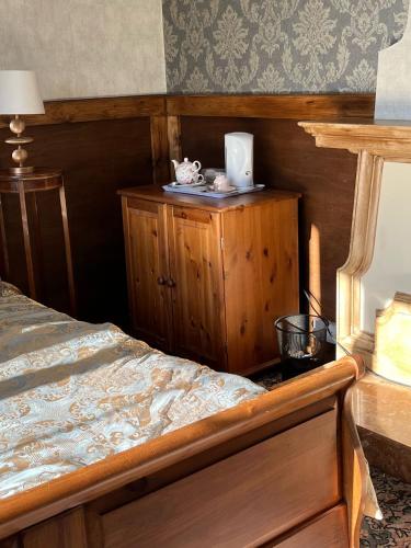 Katil atau katil-katil dalam bilik di Lundy Suite Bed and Breakfast