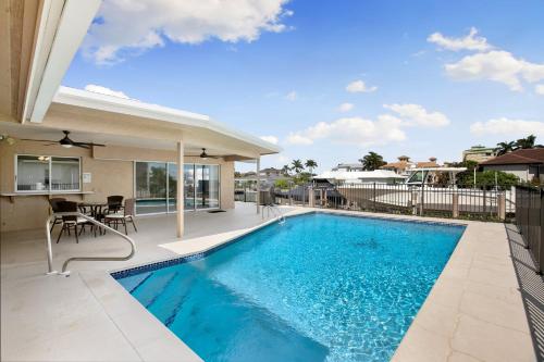 Kolam renang di atau dekat dengan Waterfront Pool House