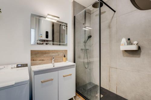 une salle de bain avec une douche, un lavabo et un miroir dans l'établissement Chez Dorian - Parking & Balcon, à Toulouse