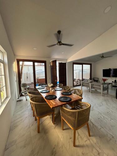 a dining room with a table and chairs at Casa Palmera Privada in Girardot