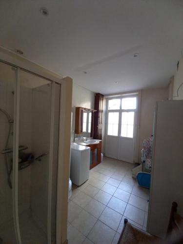 La cuisine est équipée d'une douche, d'un évier et d'un réfrigérateur. dans l'établissement Maison de Famille face à l'église, à Sainte-Mère-Église