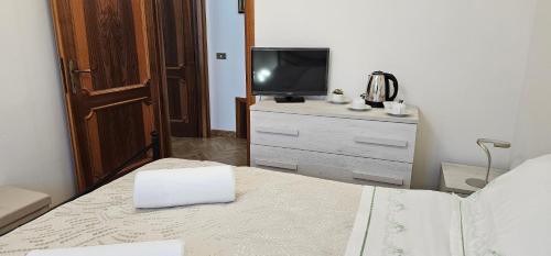a bedroom with a bed and a tv on a dresser at La Querce in Centeno
