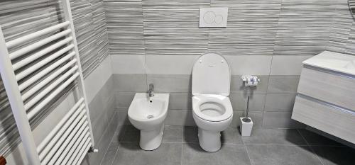 a bathroom with a toilet and a bidet at La Querce in Centeno