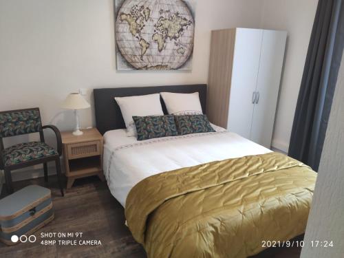 - une chambre avec un lit et une carte murale dans l'établissement Du Guesclin Appart, à Saint-Brieuc