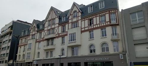 a building in the middle of a street at Du Guesclin Appart in Saint-Brieuc