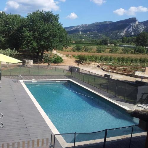 une grande piscine entourée d'une clôture. dans l'établissement Gîte Thym, à Maubec