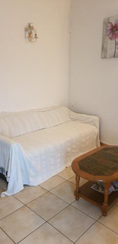 - un lit dans une chambre avec une table à côté dans l'établissement Gîte Thym, à Maubec