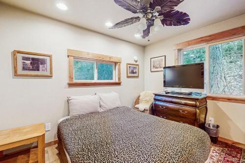 Televisyen dan/atau pusat hiburan di Merry Creekside Retreat