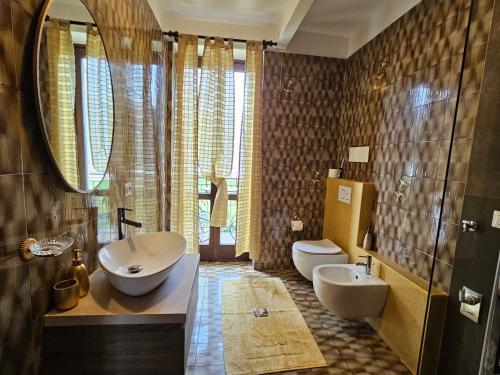 łazienka z 2 umywalkami i 2 toaletami w obiekcie VILLA LAGO foreground - Pet friendly stay- garden-parking-Lake view- Bike friendly holiday house w mieście Colico
