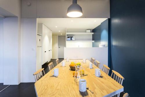 une salle à manger avec une table et des chaises en bois dans l'établissement Résidence Thuria - 3 Pièces pour 8 Personnes MAE-2194, à Arc 1800