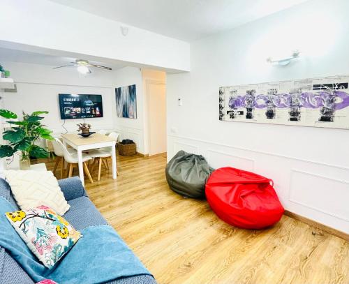 Una sala de estar con un sofá azul y una mesa. en Aura Apartment in Salou renovated with Air condition, en Salou