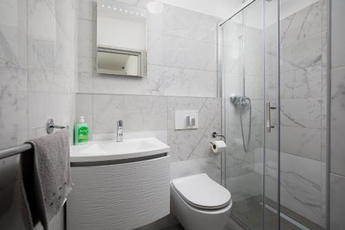 Koupelna v ubytování Villa Andrija Family Dream with heated pool at the sea with beautiful garden, outside cinema and kids playground