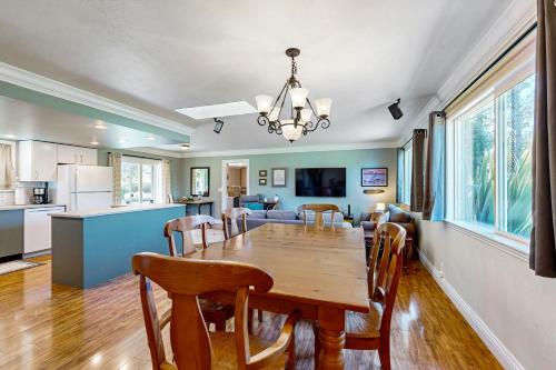 a dining room and kitchen with a table and chairs at Park View in Fort Bragg