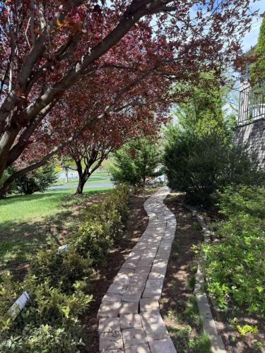 Κήπος έξω από το Cozy room with private entrance In Ashburn close IAD and DC