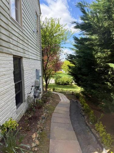 Κήπος έξω από το Cozy room with private entrance In Ashburn close IAD and DC