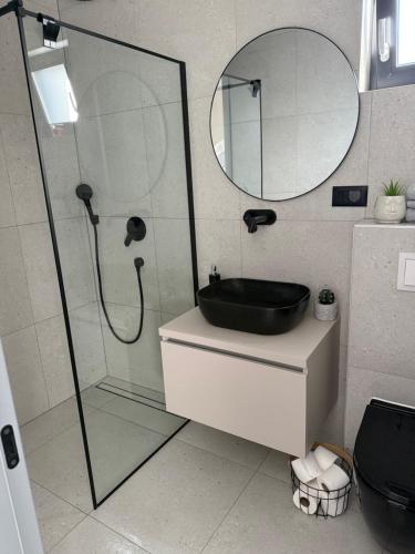 Bilik mandi di Apartman Karla